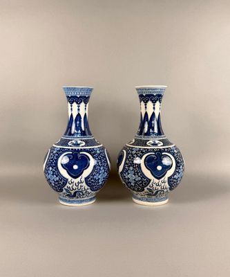 paire de vases bleus et blancs posés sur une table