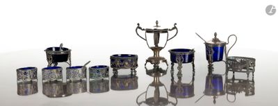 de nombreux objets en verre argenté et bleu posés sur une table