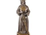 une statue représentant un saint tenant une croix et un bâton