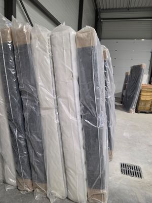 de nombreux matelas emballés dans du plastique dans un entrepôt