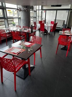 des tables et des chaises dans un restaurant offrant une vue sur la ville