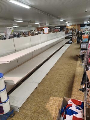 une rangée d'étagères vides dans un magasin désert