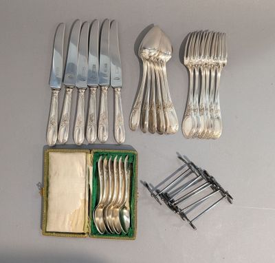 beaucoup d'argenterie sur une table avec une boîte