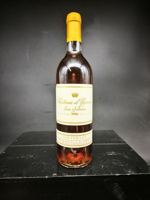 une bouteille de vin posée sur une table noire
