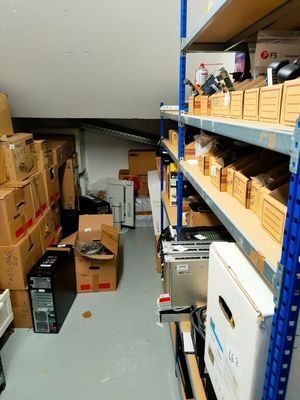 une pièce avec beaucoup de boîtes et de cartons sur les étagères