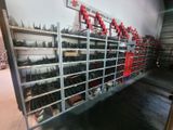 un porte-outils dans un garage, sur lequel sont rangés de nombreux outils