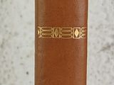 un livre brun posé sur une table