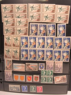 une photo d'un réfrigérateur sur lequel sont collés des timbres