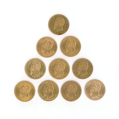 six pièces de monnaie britanniques différentes disposées en pyramide sur une surface blanche