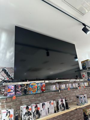un téléviseur fixé à un mur de briques dans une pièce