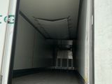 un grand camion blanc garé sur un parking