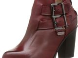 un gros plan sur une paire de bottes rouges à boucles