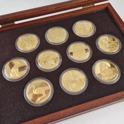 une image représentant une boîte en bois contenant six pièces d'or