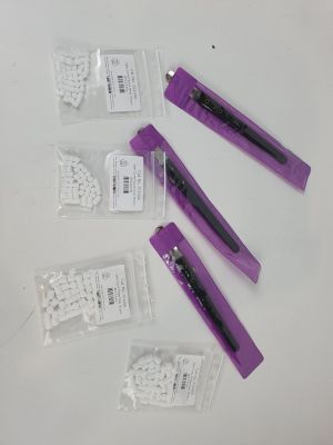 plusieurs objets en plastique sont posés sur une table blanche