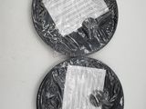 deux assiettes sur lesquelles est posé un morceau de papier