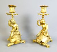 Paire de bougeoirs en bronze dorés representant des putti as…