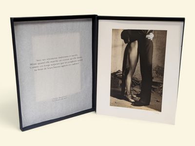 une vieille photo montrant un homme et une femme en train de s'embrasser devant un livre