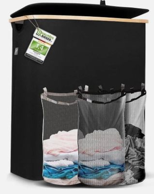 Deux sacs de vêtements sont suspendus à un portant.