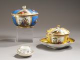 trois types différents de plats et de tasses en porcelaine posés sur une table