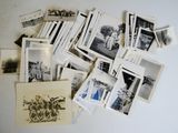 beaucoup de vieilles photos de personnes sur la table