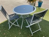 deux chaises et une table sur l'herbe