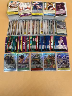 une table recouverte d'une multitude de cartes, dont beaucoup