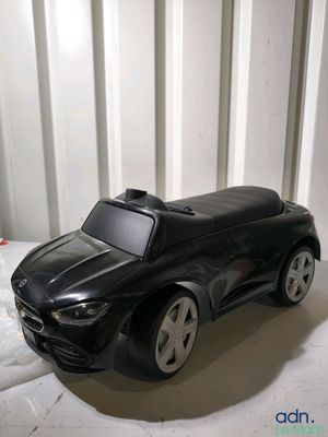une petite voiture noire posée sur une table