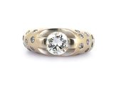 gros plan d'une bague en diamant sur fond blanc