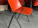 many chairs that are sitting in a room together