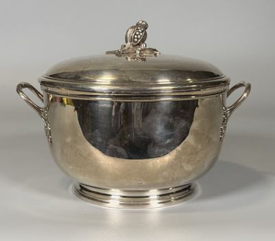 un bol antique en métal argenté avec un couvercle et des poignées