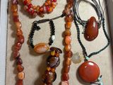 une boîte avec un tas de bijoux à l'intérieur