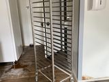 une photo d'une cuisine dans laquelle se trouve une étagère en métal