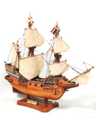 maquette en bois d'un voilier posée sur un socle en bois