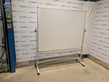 une photo d'un tableau blanc dans une pièce