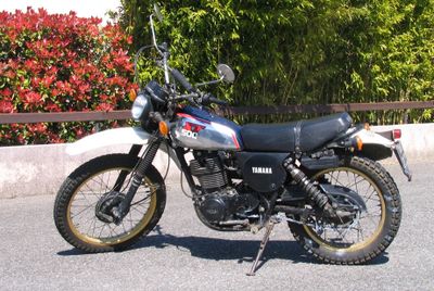 une moto garée sur le parking