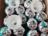 une boîte en carton remplie de chocolats emballés dans du papier argenté et bleu