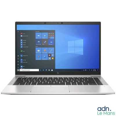 l'ordinateur portable est ouvert sur une surface blanche avec des fenêtres sur l'écran