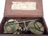 une boîte en bois contenant une paire de ciseaux