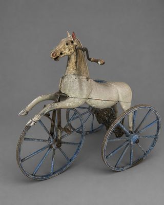 statue représentant un cheval tirant une calèche sur fond gris