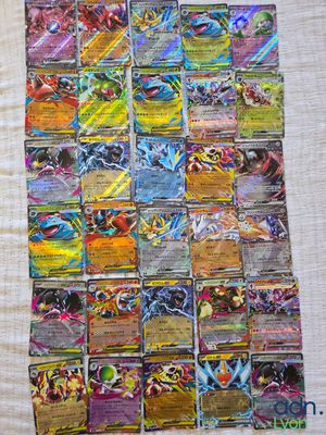 une pile de cartes pokemon posée sur une table