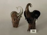 deux figurines d'éléphants placées l'une à côté de l'autre