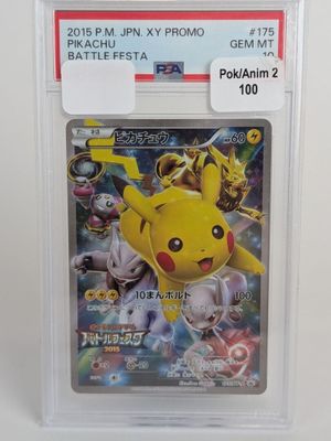 un gros plan sur une carte à collectionner Pokémon dans un étui en plastique
