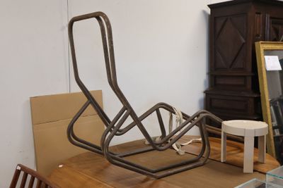 une chaise posée sur une table dans une pièce