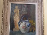 un tableau représentant un chat et un vase accroché au mur
