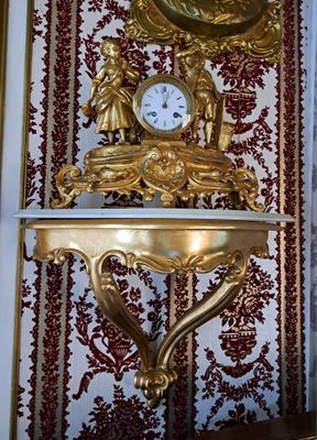DEUX PENDULES en régule doré à décor de deux enfants et un c…