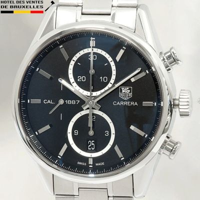 gros plan d'une montre sur fond blanc