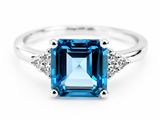 une bague sertie d'une topaze bleue et de diamants sur fond blanc
