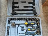 une trousse à outils posée sur le sol