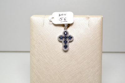 une image représentant un pendentif en forme de croix muni d'une étiquette