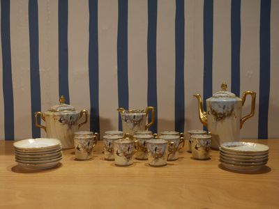 beaucoup d'assiettes et de tasses sur la table